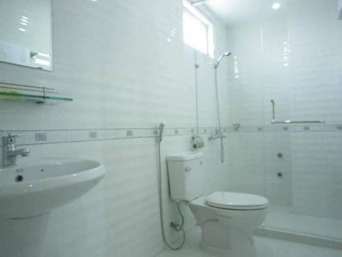胡志明市Lê Đại Phát Hotel - 498 An Dương Vương ,Q6 - by Bay Luxury的白色的浴室设有卫生间和水槽。