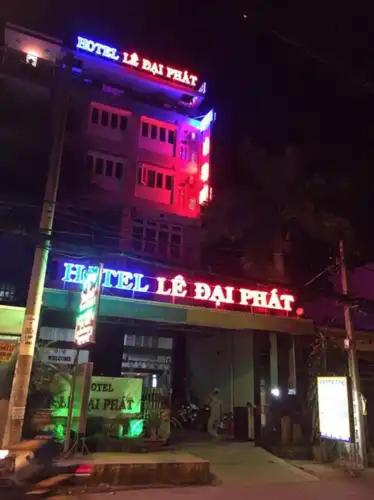 胡志明市Lê Đại Phát Hotel - 498 An Dương Vương ,Q6 - by Bay Luxury的一座晚上有 ⁇ 虹灯标志的建筑