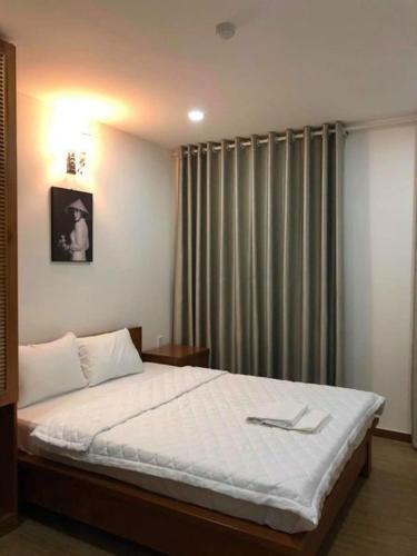 胡志明市Lê Đại Phát Hotel - 498 An Dương Vương ,Q6 - by Bay Luxury的一间卧室配有一张带白色床单的床和一扇窗户。