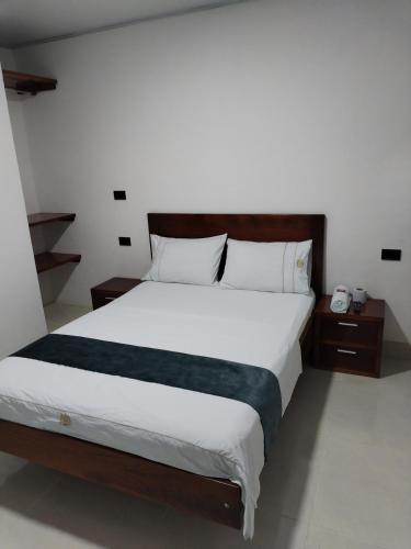 SaravenaHotel Ariza Real的一间卧室配有一张带白色床单的大床