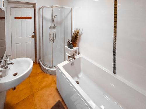滨海纽比金Rothsay Beach House的带淋浴、浴缸和盥洗盆的浴室