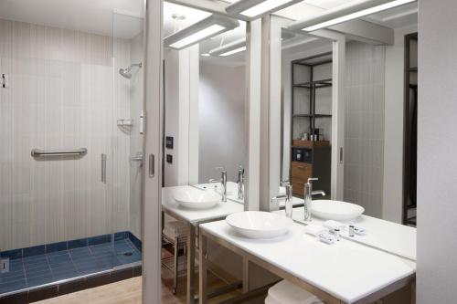 国家海港华盛顿特区国家港湾万豪AC酒店的一间带三个盥洗盆和淋浴的浴室