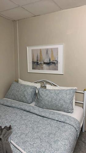 高兰Jolie’s Place的一间卧室设有两张床,墙上挂着一幅画