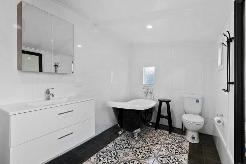 玛丽伯勒Retro on walker的白色的浴室设有水槽和卫生间。