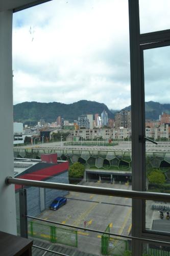波哥大Hotel Royal Cid Bogota的从停车场的窗户上可欣赏到风景