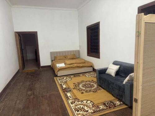 马德望ML rental Battambang的客厅配有沙发和1张床