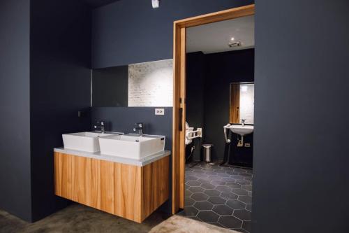 基隆雨岛旅店的一间带水槽和镜子的浴室