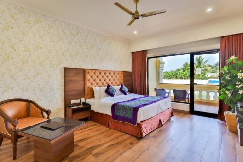拉杰果德丽景湾酒店泻湖度假酒店的酒店客房设有床和窗户。