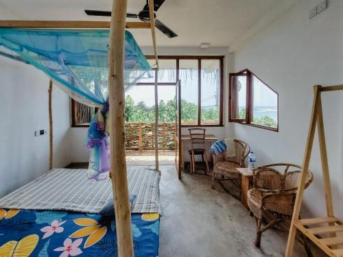 阿杭格默Gaia Ocean Surf Yoga的一间卧室配有一张双层床和一张桌子及椅子。