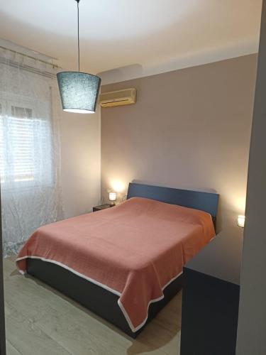 塔兰托CASA MIA的一间卧室配有一张带红色毯子的床