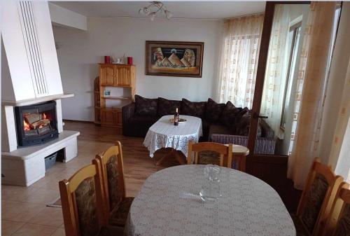 西格伏沙尔克Вила Хоризонт的客厅配有桌子和沙发
