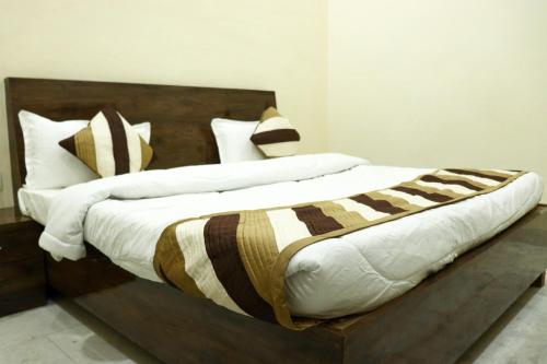 阿杰梅尔HOTEL KING EDWARD MEMORIAL的一间卧室配有一张大床和木制床头板