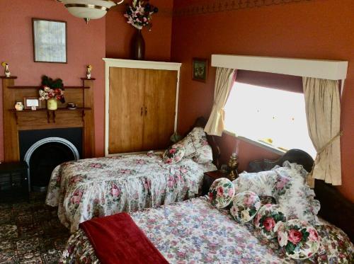 OwakaCatlins Retreat B & B的一间卧室设有两张床和窗户。