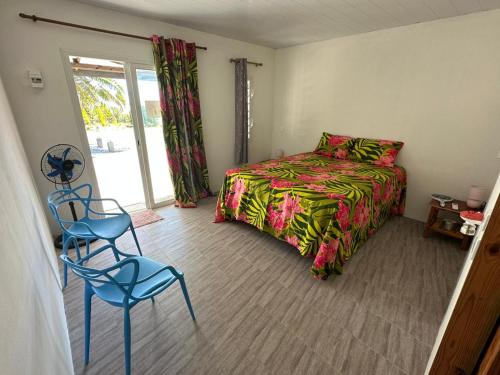阿瓦托鲁Fare Mahai的卧室配有床、椅子和窗户。