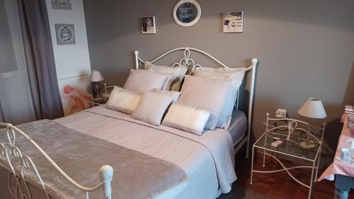 圣罗兰度瓦拉蒂伊利埃公寓的一间卧室配有带白色枕头的床