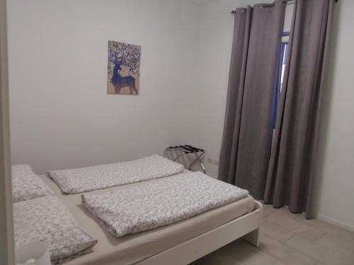 博尔扎诺Apartaments Claudia Augusta的卧室配有两张床,墙上挂着一幅画