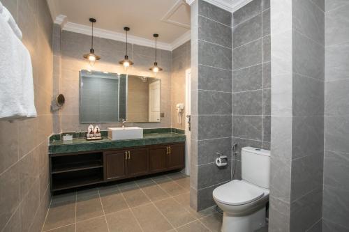 波贝Cambana Poipet Hotel的一间带卫生间、水槽和镜子的浴室