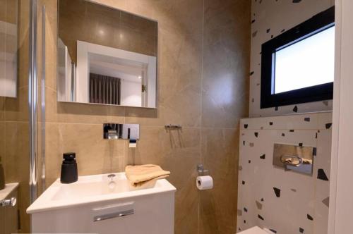 埃拉特Top-Class Luxury Villa Bsamim with Full Sea View רק למשפחות !!!!的一间带水槽和淋浴的浴室