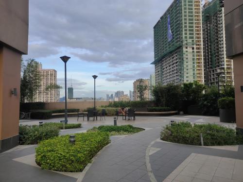 马尼拉Radiance Manila bay near CCP, PICC Pasay的一座高楼城市的庭院