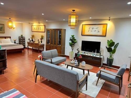 暹粒Manil Home Stay - 3 Beds Room的带沙发椅和电视的客厅
