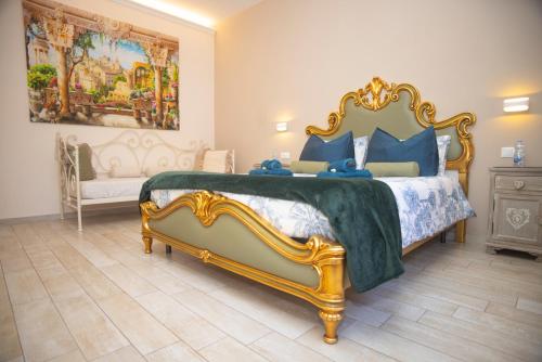罗马Romano Suite Domus Maximo 2的一间卧室配有一张金色床架的大床