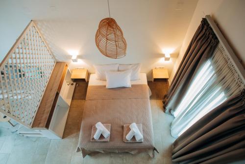 雷夫卡达镇Villa di Vino的一间设有床和两张桌子的房间,以及楼梯