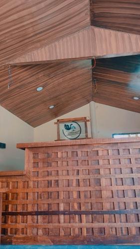 索拉哈Madhuban Resort的一间设有砖墙和木制天花板的客房