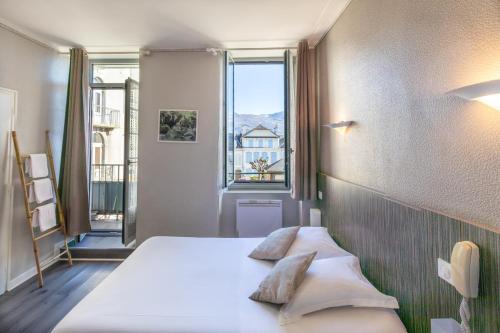 阿热莱斯加佐斯特富勒尔咖啡厅酒店的卧室配有带枕头的床铺和窗户。