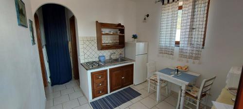 圣马里纳萨利纳Case Vacanze Marina Longo的一间带水槽和冰箱的小厨房