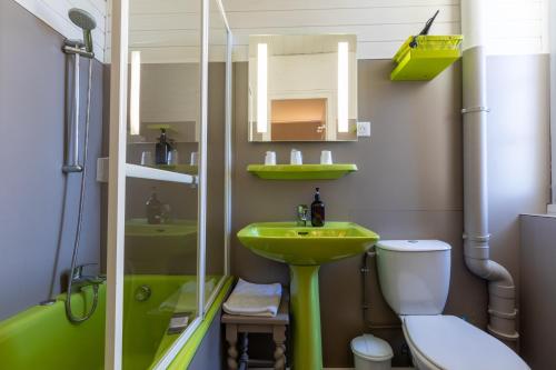 阿热莱斯加佐斯特富勒尔咖啡厅酒店的一间带绿色水槽和卫生间的浴室
