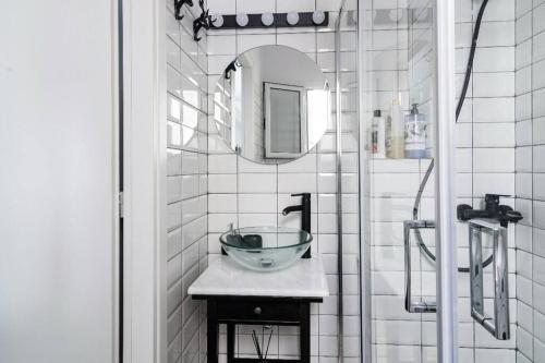 雅典Minimal Athens Apartment的一间带水槽和镜子的浴室