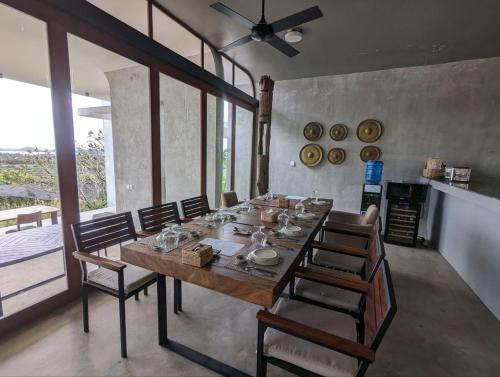 贡布Villa La Plantation的一间带长桌和椅子的用餐室
