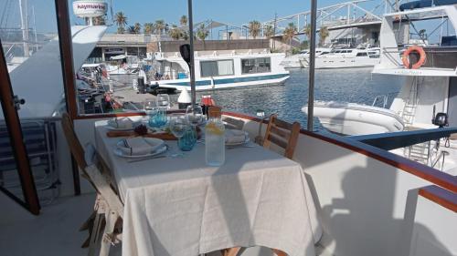 巴塞罗那Yacht y fiestas的船上的桌子和船