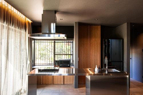 ItoshimaItoshima810 Villa & Resort - Vacation STAY 13917的厨房配有水槽和台面