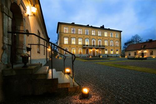 斯德哥尔摩乌尔桑达斯劳特酒店的前面有蜡烛的大建筑