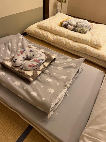 京都Imakumano Terrace - Eisen An 潁川庵的地板上配有两张带毯子的床