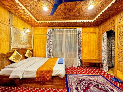 斯利那加The Hayat Group Of Houseboats的卧室配有一张床铺,位于带木墙的房间内