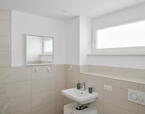 瓦滕斯Wohnen in Wattens Top 2的白色的浴室设有水槽和镜子