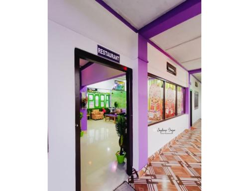 Hotel Poba, Jonai, Assam的一间设有门的房间,可通往客厅