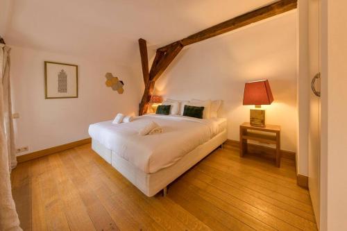 布鲁塞尔Chic Penthouse Grand-Place的卧室配有一张白色的大床和一张桌子