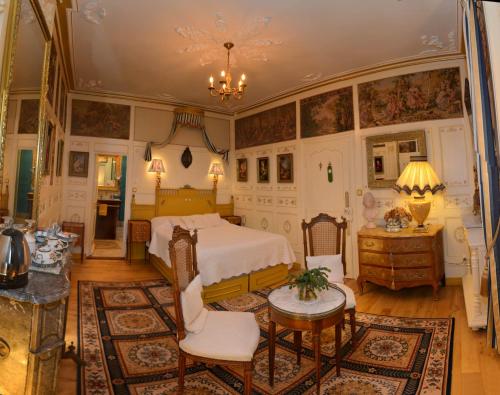 洛什La Maison de l'Argentier du Roy的卧室配有一张床和一张桌子及椅子