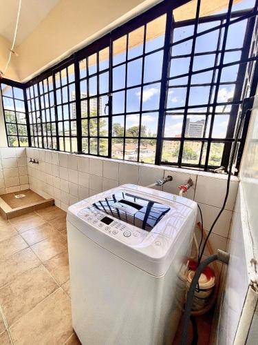 内罗毕Westlands Escape-Homestay的带窗户的浴室内的洗衣机