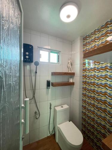 TanauanItaly Condotel Darasa的一间带卫生间和淋浴的浴室