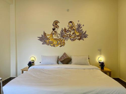 瓦拉纳西Kashi Village Home Stay的一间卧室配有两张床,墙上有两盏灯