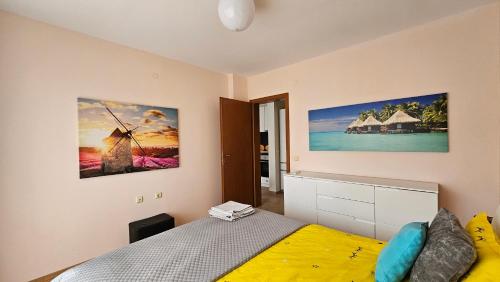 阳光海滩2 Zimmer Wohnung的一间卧室,配有一张床和一张风车的照片