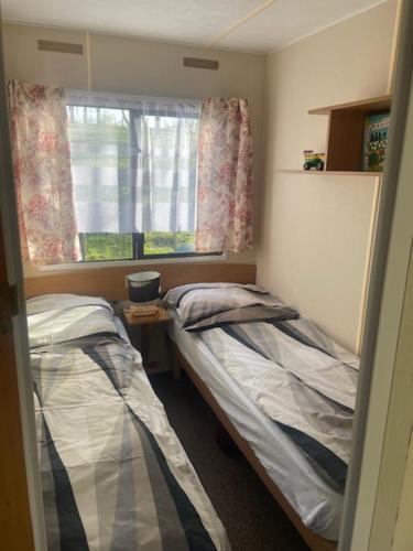 波乌琴-兹德鲁伊Dolina Trzech Stawów的小房间设有两张床和窗户