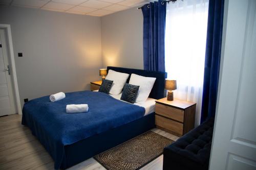 托日姆Motel Paradise的一间卧室设有蓝色的床和窗户。