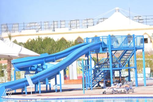 沙姆沙伊赫Sharm Cliff Hotel的游泳池中的蓝色水滑梯