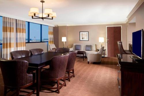 欧文喜来登DFW机场酒店的客厅设有餐桌和椅子