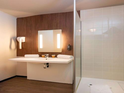 圣艾蒂安迪鲁夫赖IBIS STYLES Rouen Parc Expos Zenith的一间带水槽和淋浴的浴室